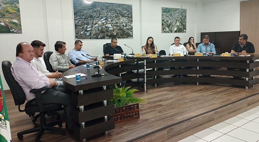 Vereadores realizam indicações visando melhorias em creche do município e poste de luz na área central